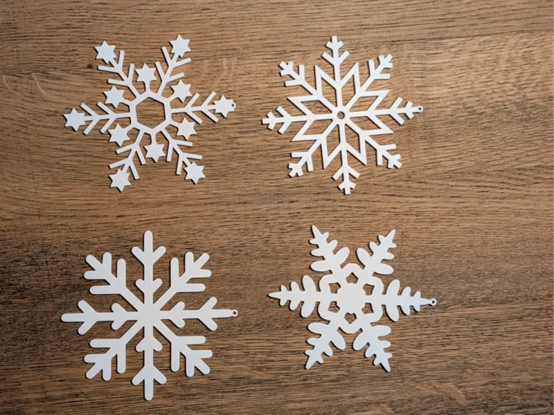 4 olika snöflingor med upphängning