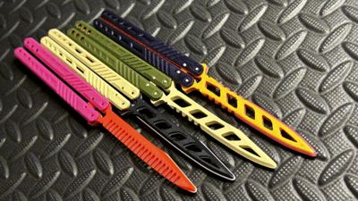 Regalo da collezione con anello decorativo a tema coltello da combattimento