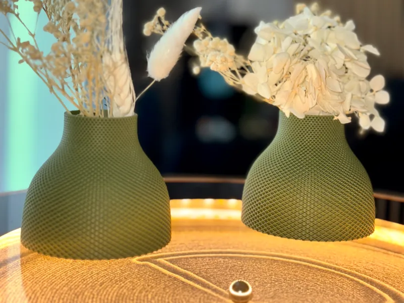 Kleine Vase, minimalistisch mit Rillen