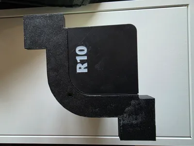 Corner guide for rounding for a hand router.