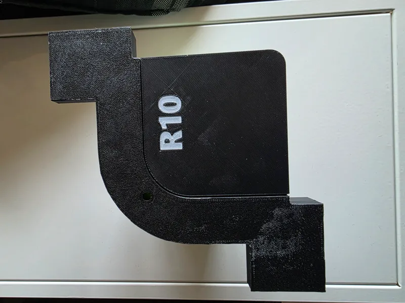 Corner guide for rounding for a hand router.