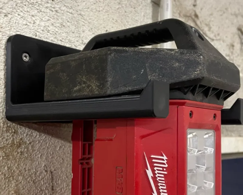 Halter für Milwaukee Akkulampe M18