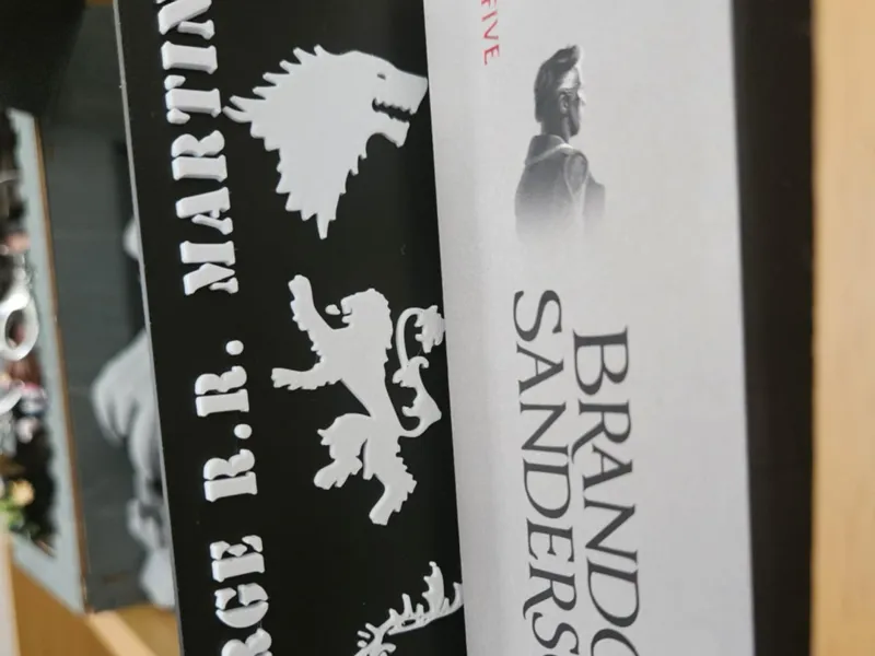 Bookshelf organizer - George R.R. Martin