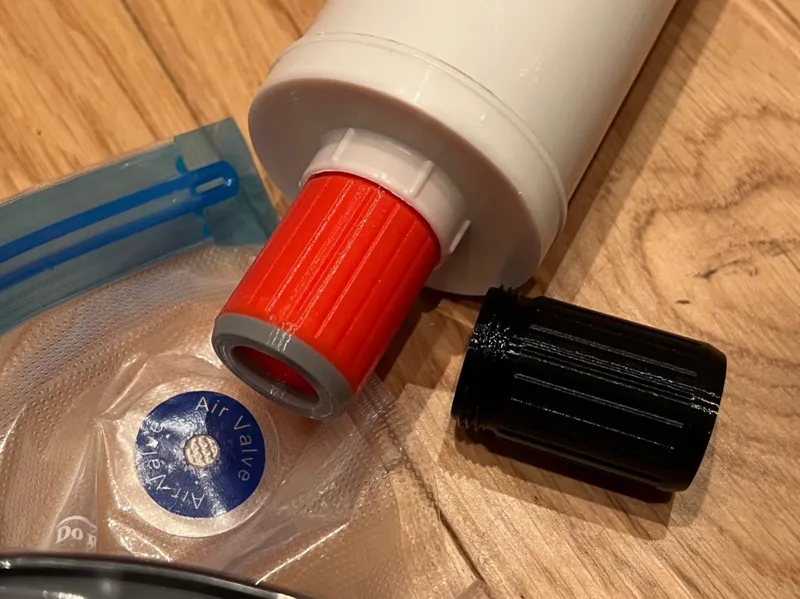 Screwed vacuum pump adapter