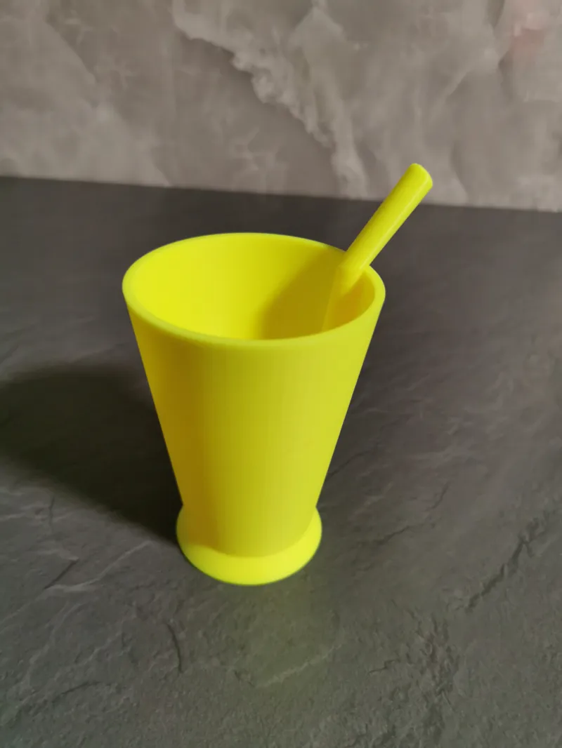 Becher mit Strohalm