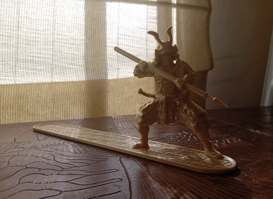 Miniatura 2 do modelo 3D Samurai warrior posing - incense stick holder
