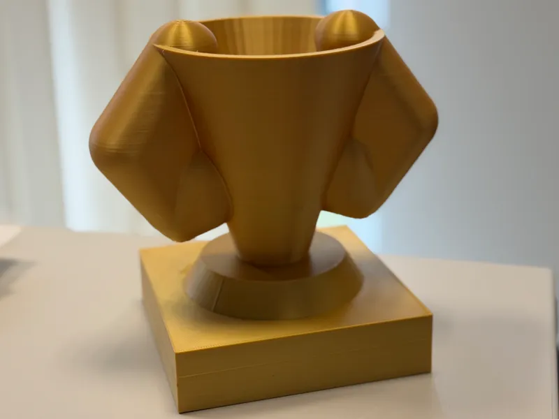 Pokal mit starken Armen