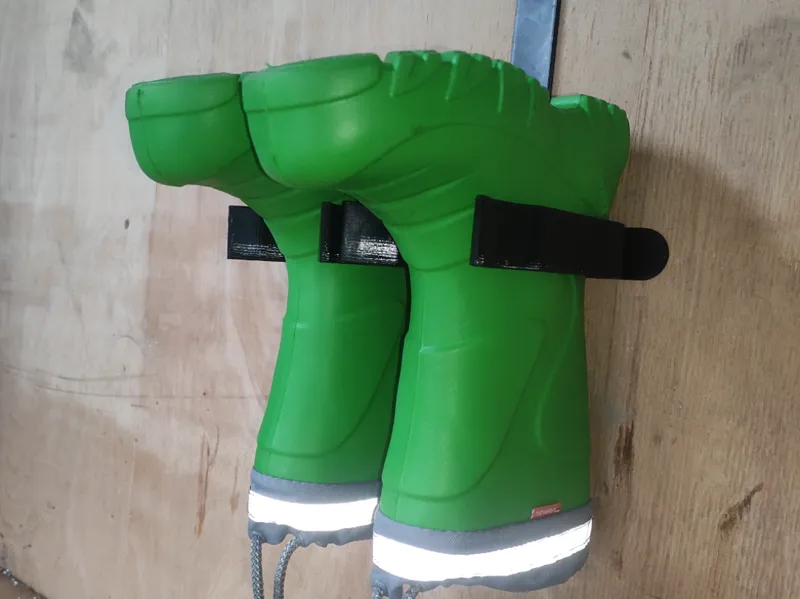 Holder for wet or muddy children's wellies