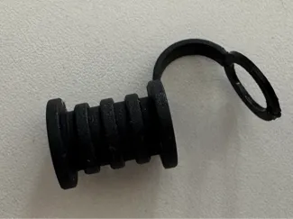 Schutzkappe Inflator-Schlauch am Trockentauchanzug