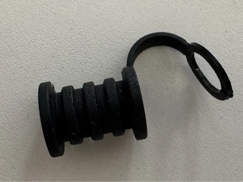 Schutzkappe Inflator-Schlauch am Trockentauchanzug