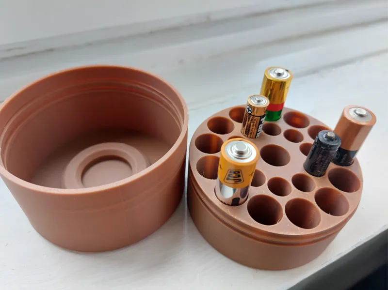 Compact cell storage case for AA and AAA batteries