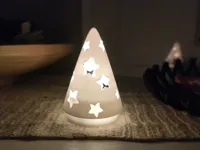 Petit arbre lumineux à motifs étoilés — photo 2