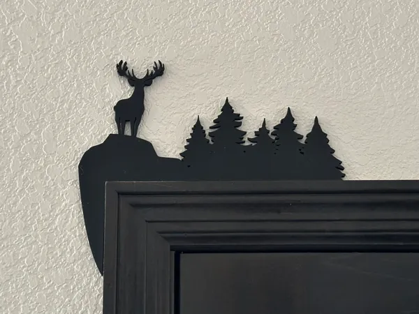 Coin de porte scène de cerf