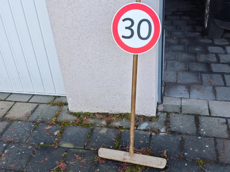 Geburtstagschild mit Besenhalterung