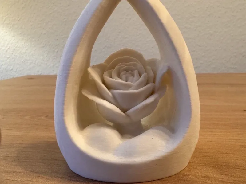 Minimalistische Rosen-Skulptur im Tropfenrahmen |