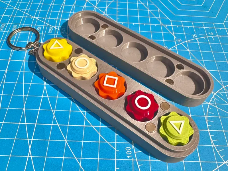 GONGGI SQUIDGAME WITH MAGNETIC KEYCHAINED CASE