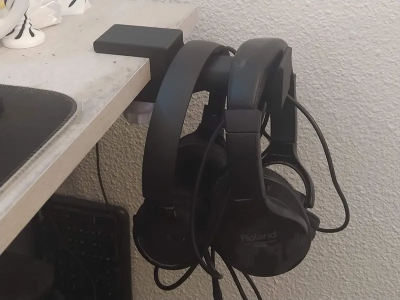 Extended desktop headphone mount
