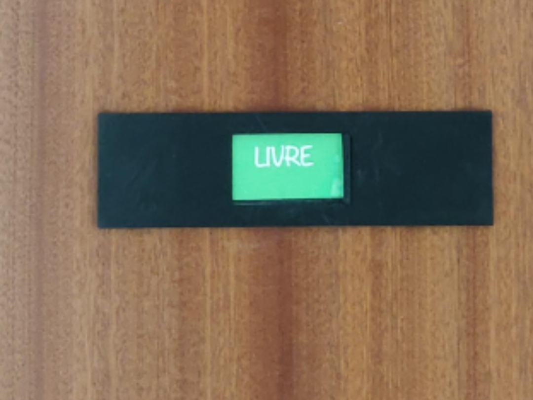 Bathroom Door Status Sign – Free / Occupied