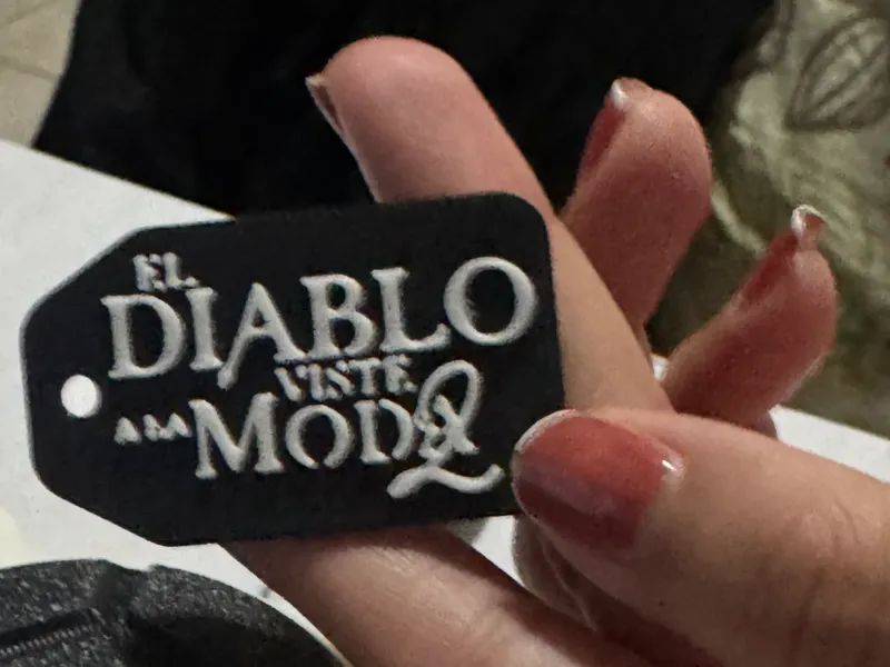 El diablo viste a la moda llavero