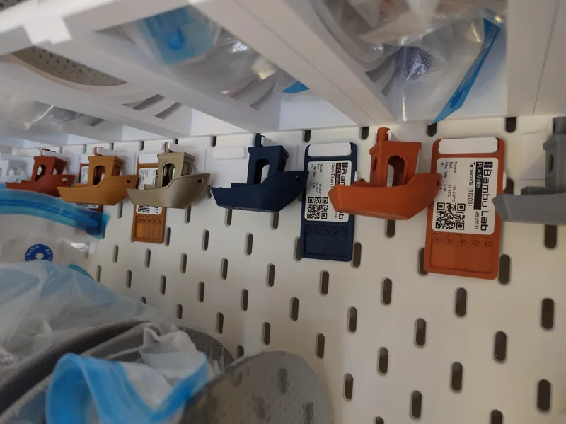 Fixation pour SKADIS carte d'échantillon filament