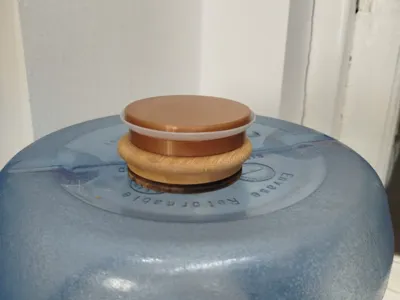 Jug lid with space for silicone gasket