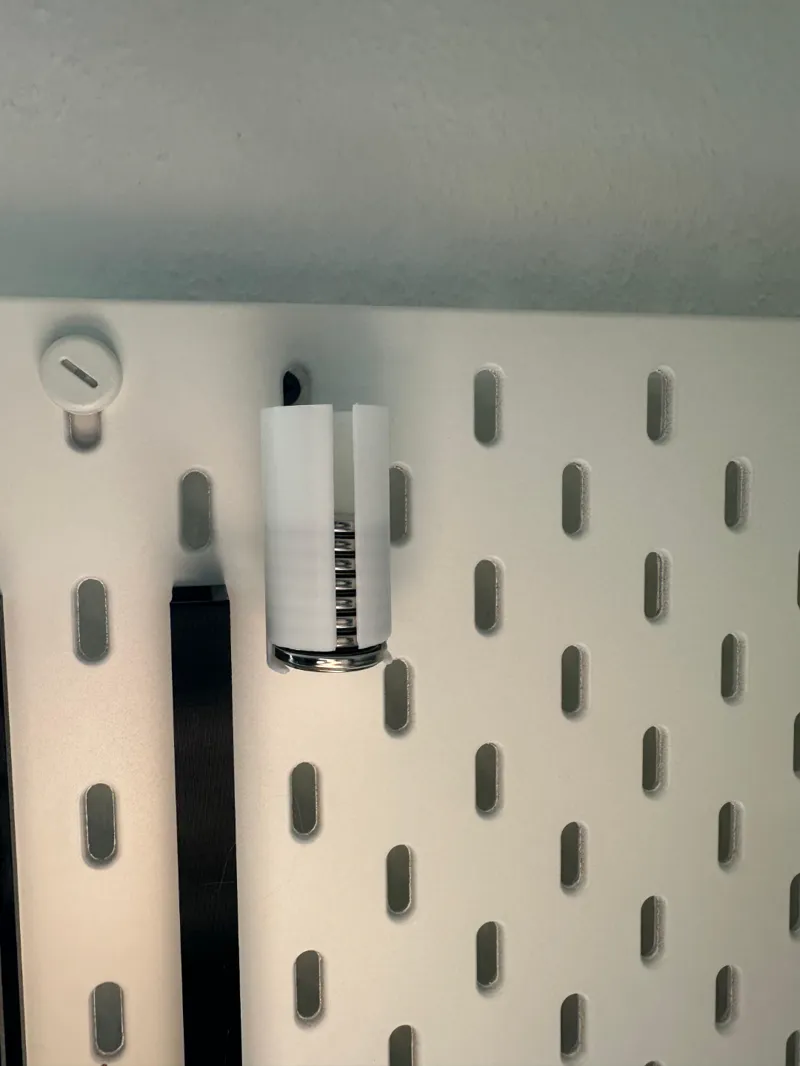 Skadis CR2032 dispenser