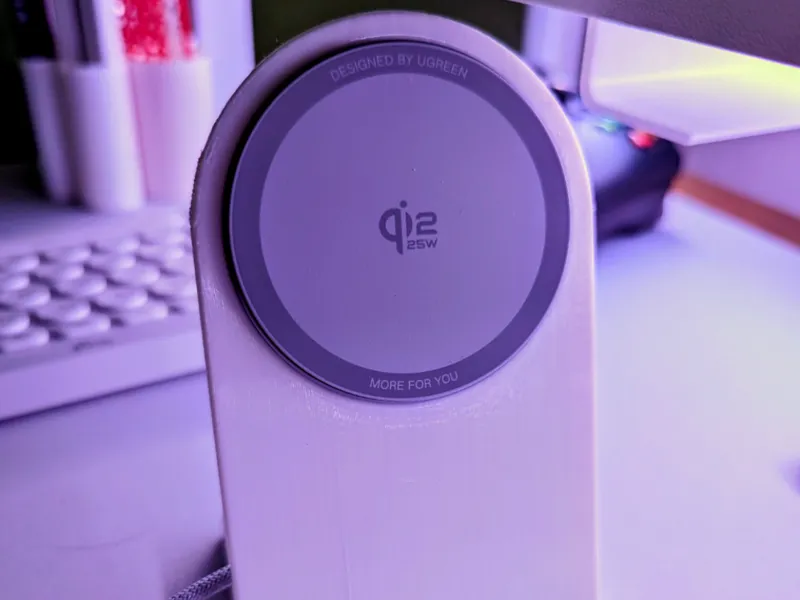 UGREEN magflow Qi2 wireless charging station