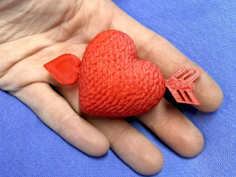 Cuore Decorativo in Stile Uncinetto con Freccia