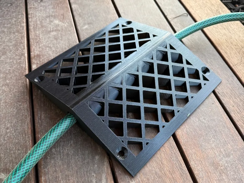 Robotic lawnmower ramp for 3/8" hose (Gardena)