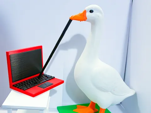 Modelo para impresión 3D: Laptop Desk Goose Gear — referencia de MakerWorld