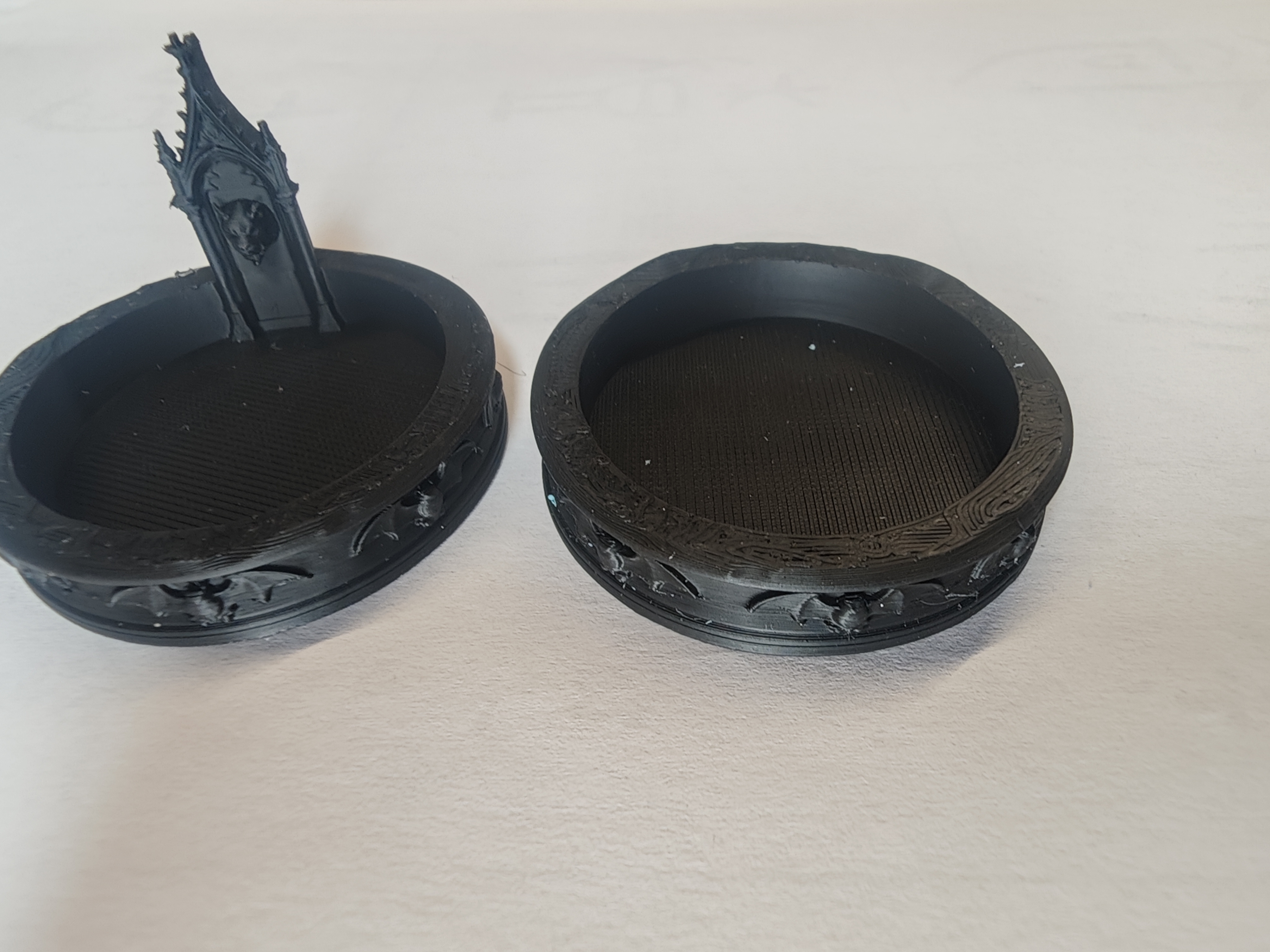 Miniatura 3 do modelo 3D 哥特虎首蝙蝠收纳盘｜暗黑风桌面收纳摆件 有两种带靠背和不带靠背，尺寸三种：5cm，10cm，20cm