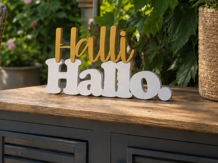 HalliHallo. - Wanddeko mit freundlichem Schriftzug