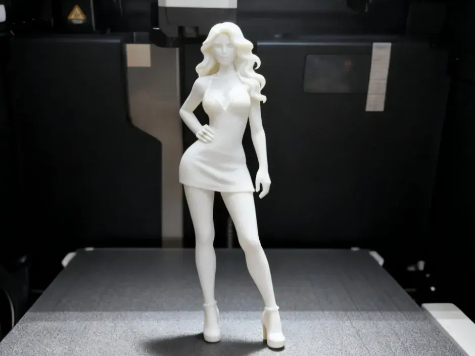 长腿叉腰美女 波浪头发
