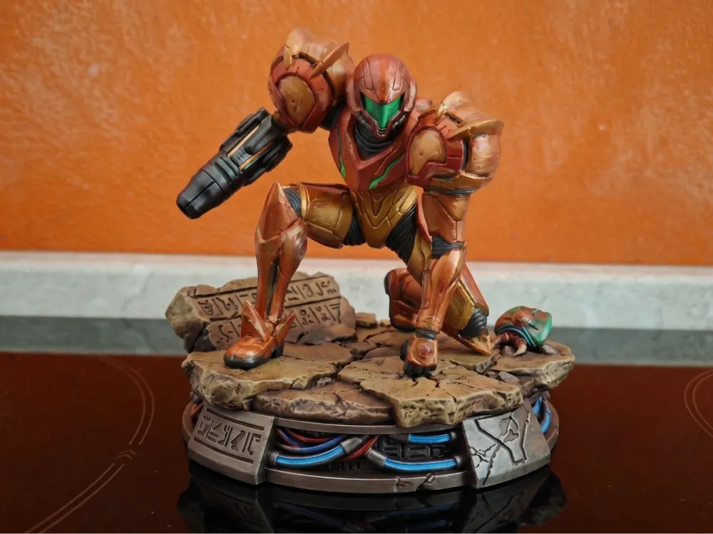 Figura decorativa: Samus Aran - Galactic Bounty Hunter Landing Statue. Referencia del modelo original.