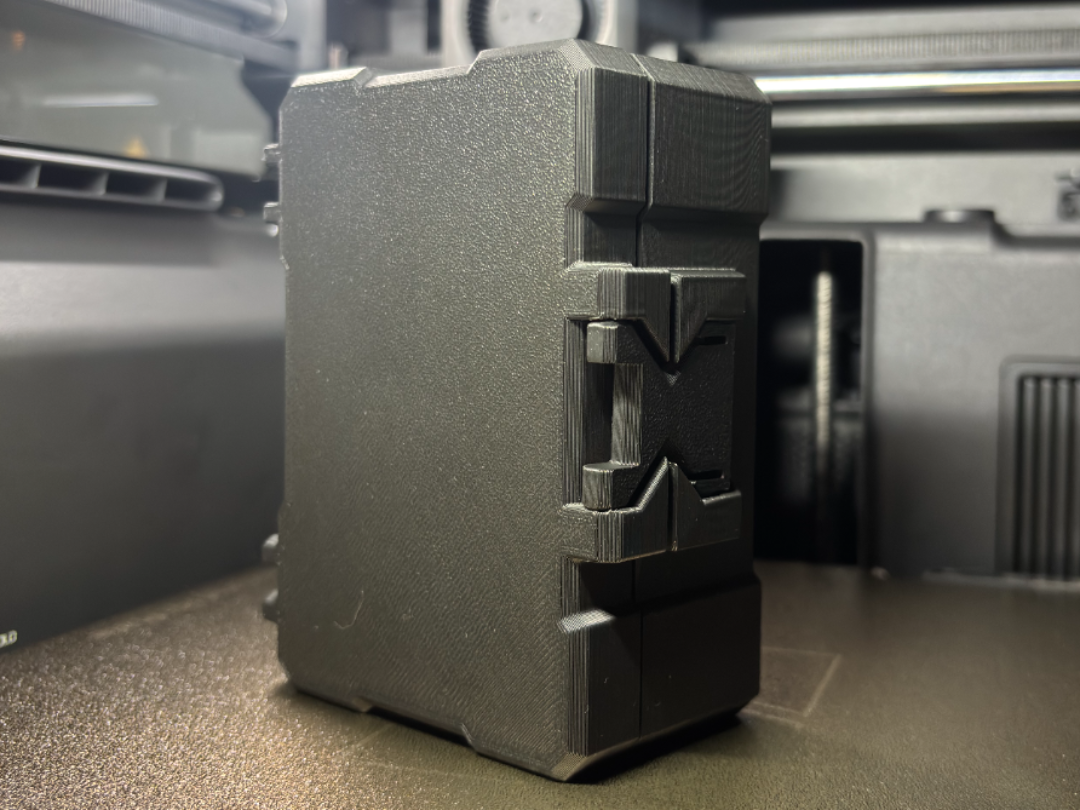 Caixa com tampa articulada e trava - Strong Box