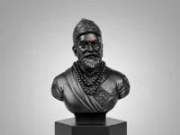 Statue de Shivaji Maharaj sur socle hexagonal — photo 2