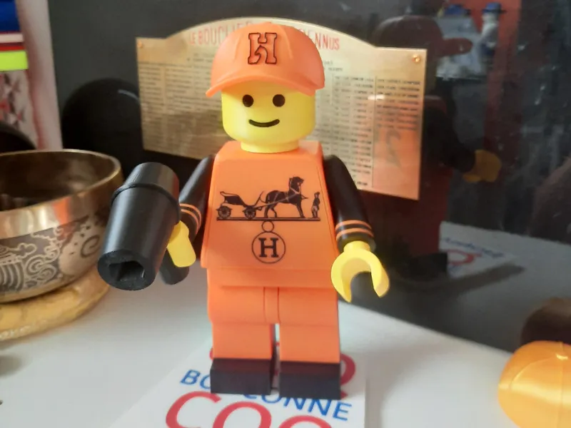 Grand homme Hermes avec casquette 2026