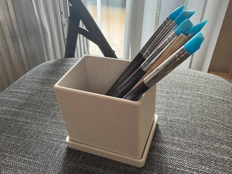 Tools holder with removeable  bottom tray