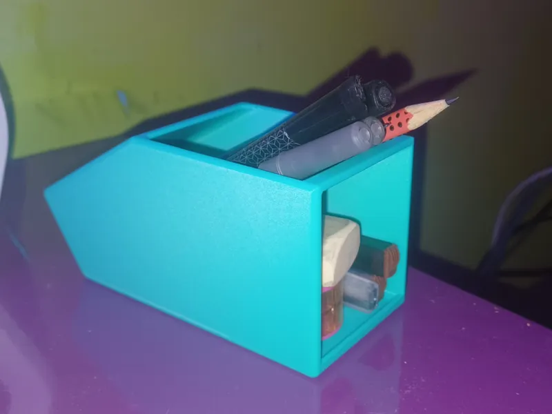 Low profile pen/pencil holder desk organizer