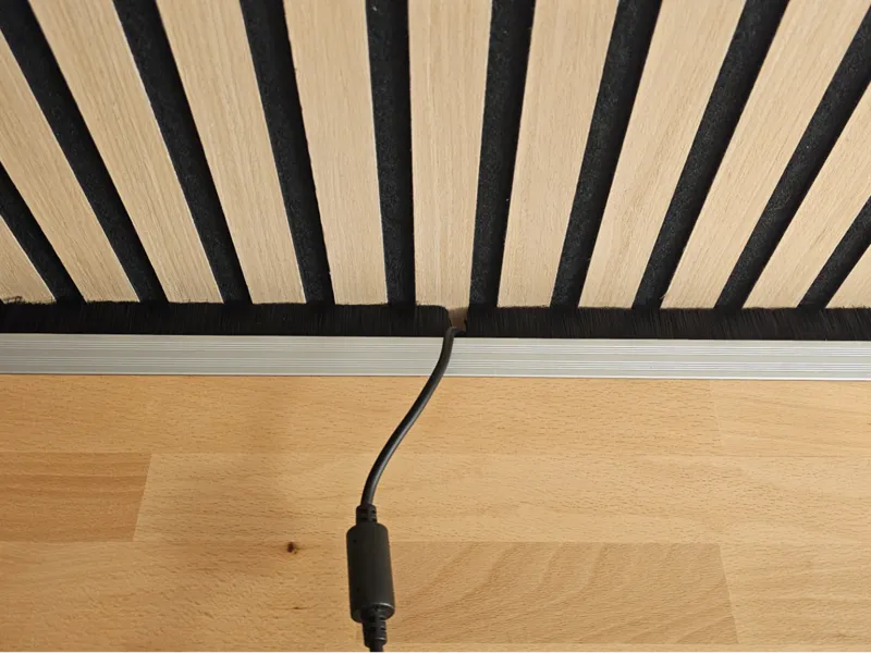 Brosse passe câble de bureau 