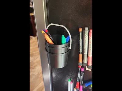 Fridge bucket with locking handle