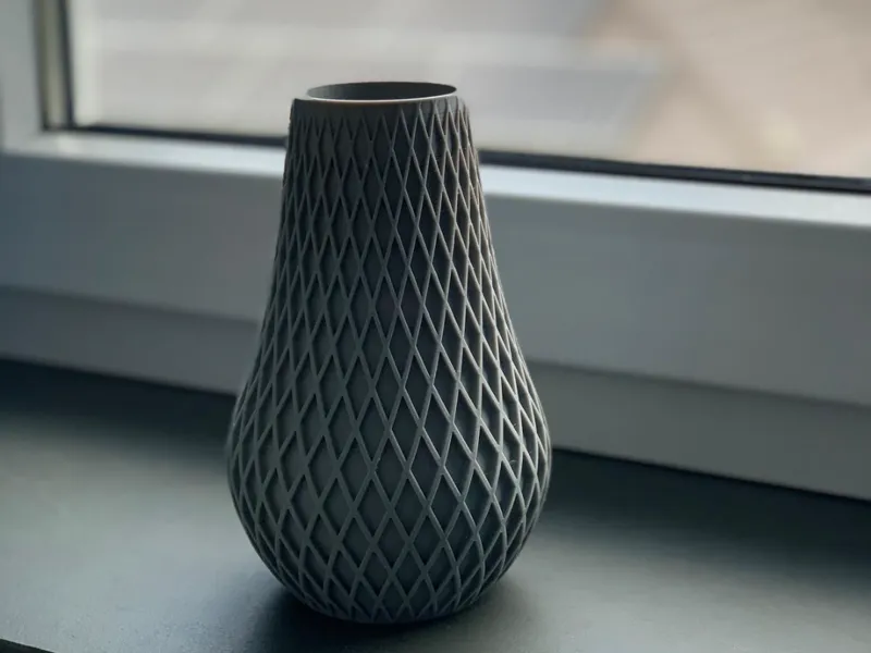 Moderne Vase mit Gittermuster