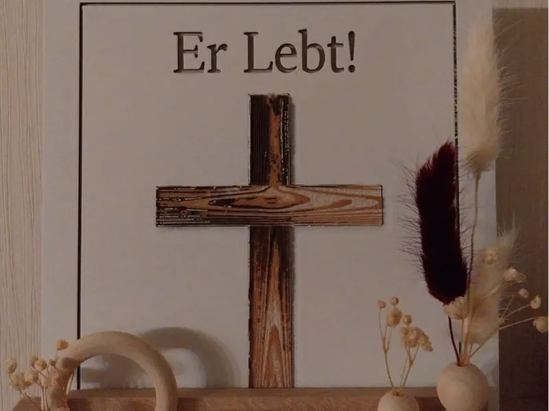 Er Lebt! Bild mit Kreuz im Vordergrund