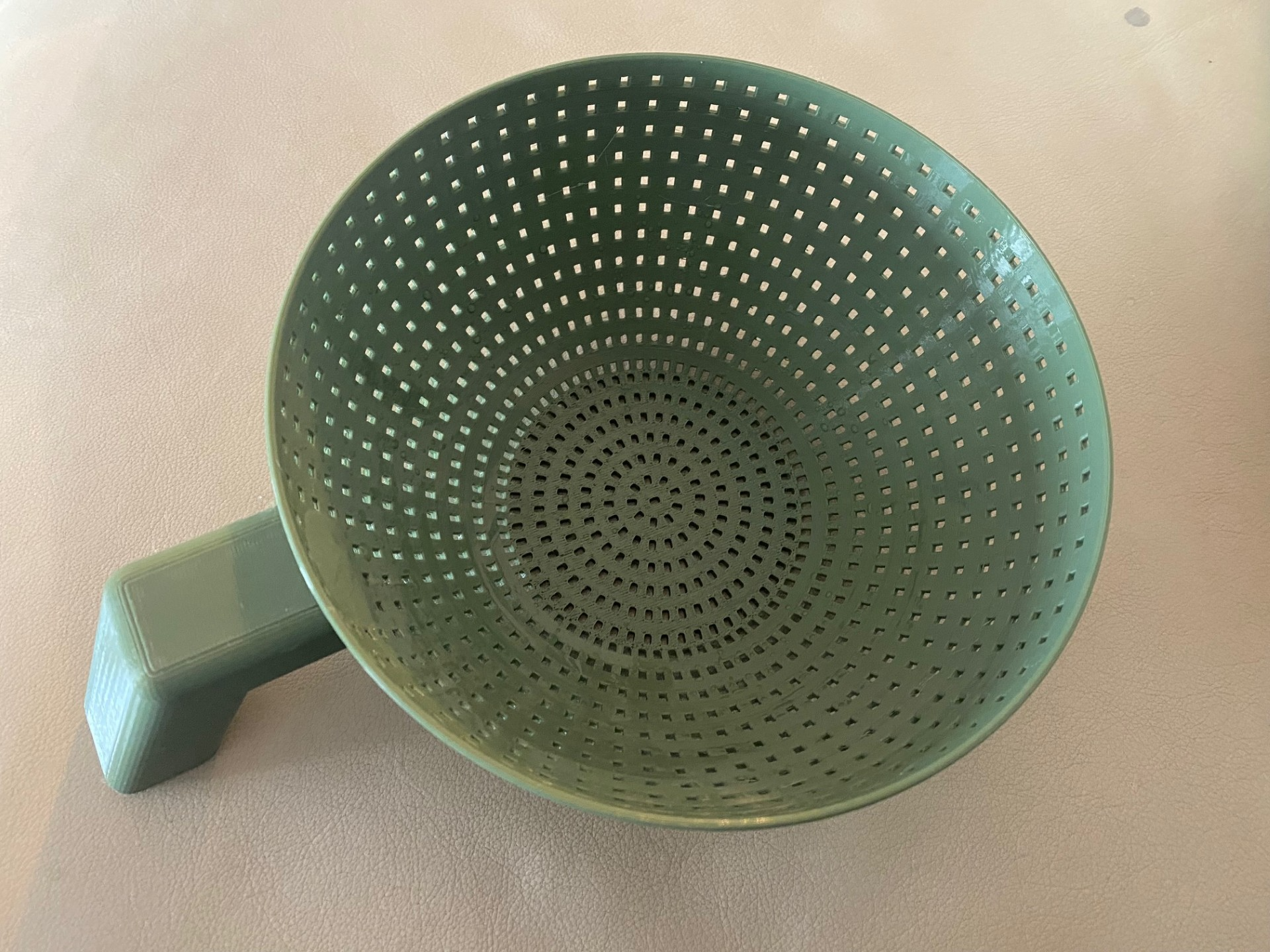 Miniatura 1 do modelo 3D No-Support Kitchen Strainer / Colander