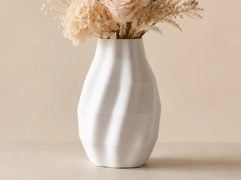 Jarrón decorativo: Aurelia Fold Vase. Referencia del modelo original.