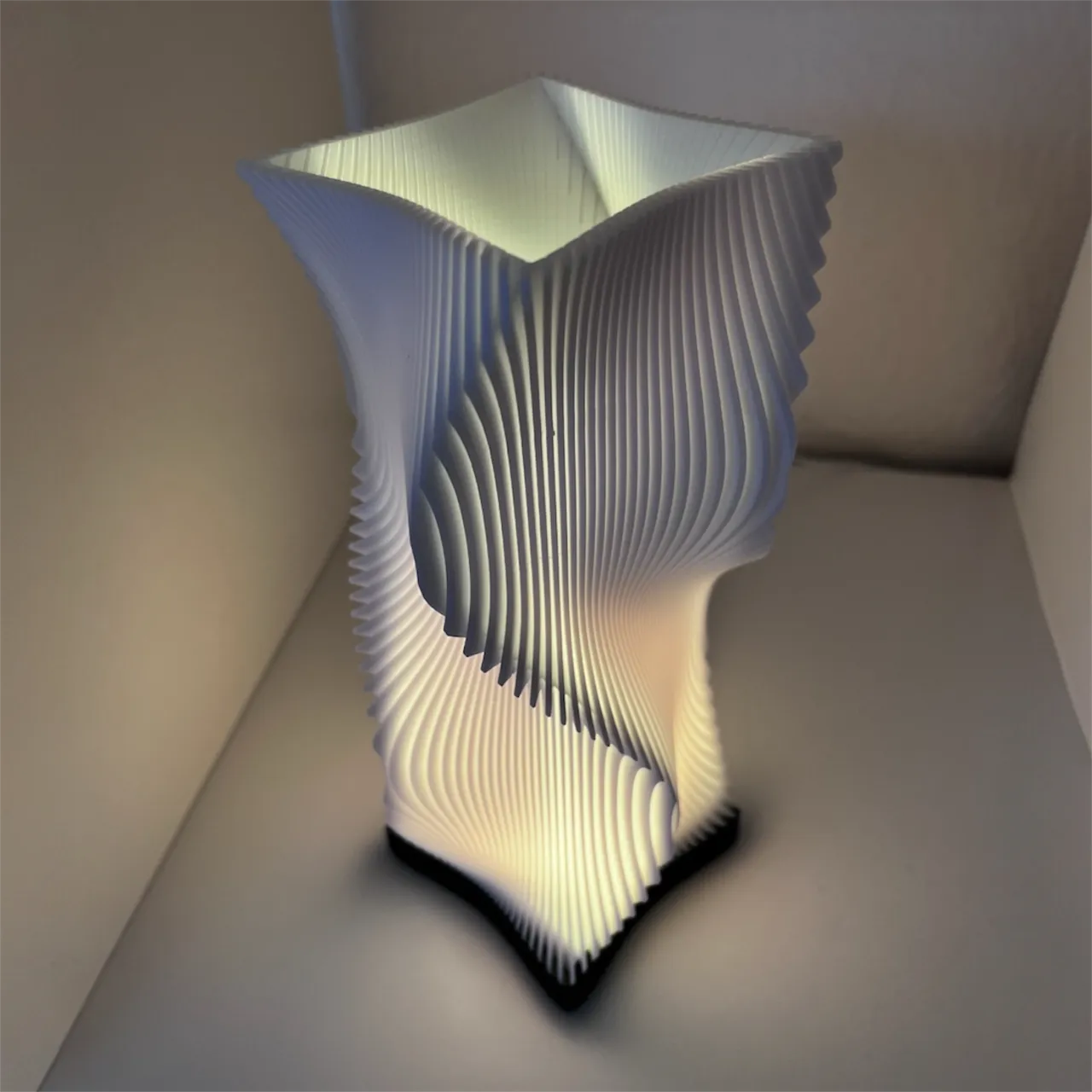 WaveGlow Parametrische Lampe mit modularem Fuß view 2