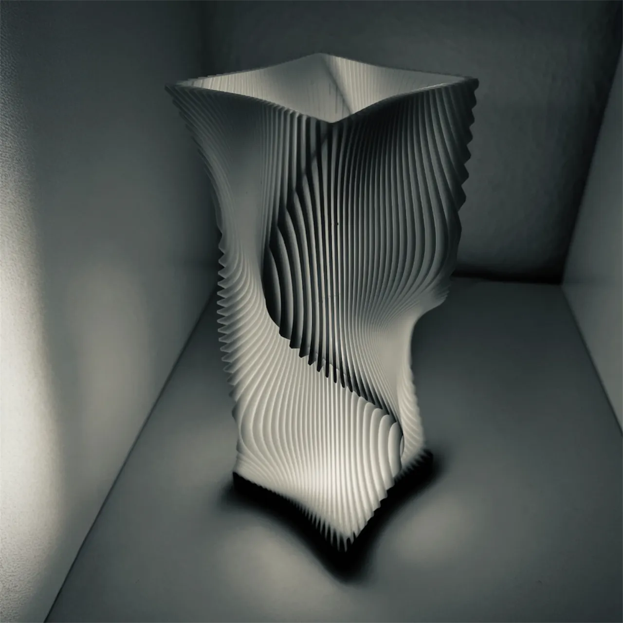 WaveGlow Parametrische Lampe mit modularem Fuß view 4