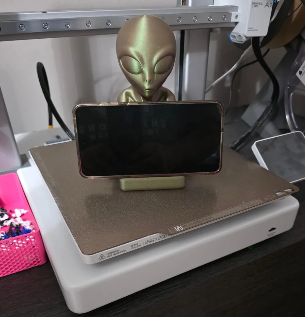 Alien Phone Holder - Free 3D Print Model - MakerWorld