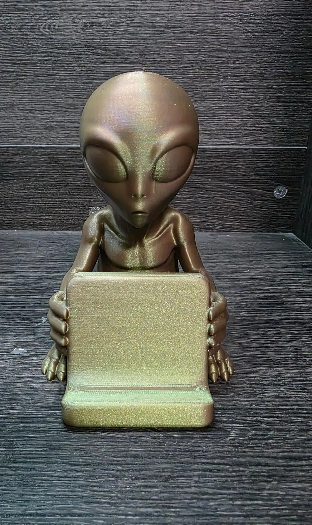 Alien Phone Holder - Free 3D Print Model - MakerWorld