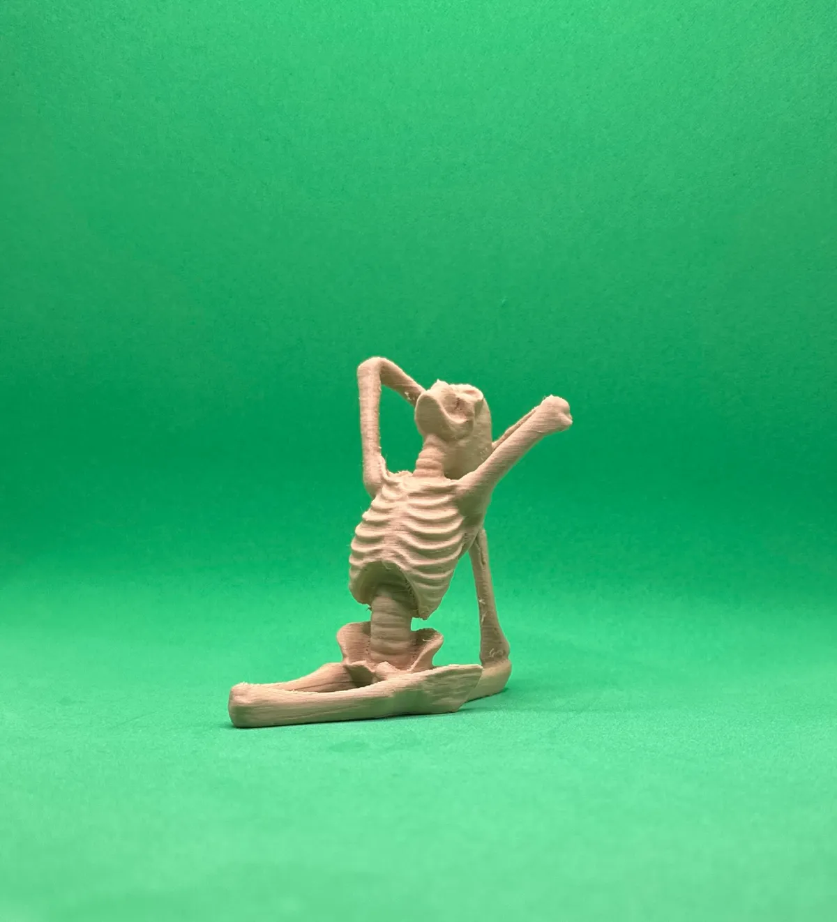 Trois squelettes en posture de yoga